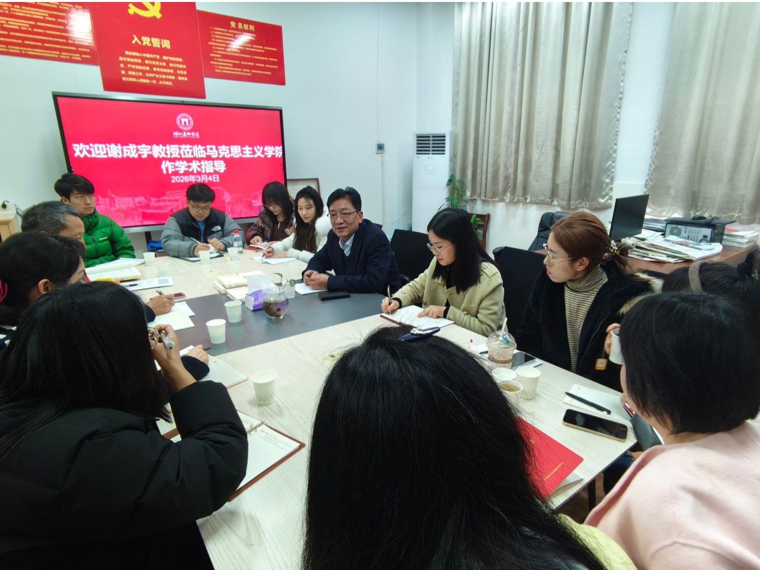 学院特邀核心期刊专家作学术指导 精准把脉科研方向